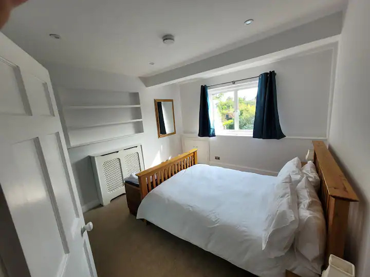 8 Bedroom Family House In Farnborough
